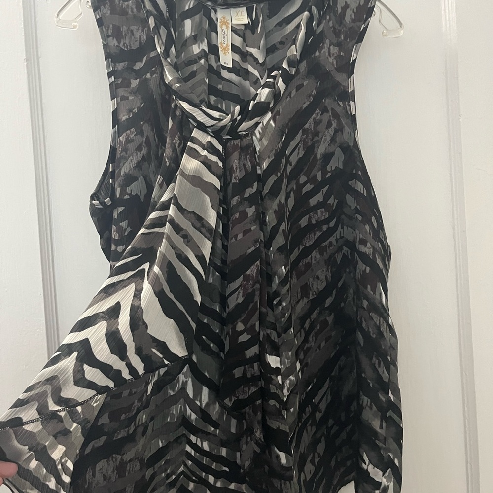 XL Cute Sleeveless Top With Layering and a Twist Neckline. - Picture 2 of 7